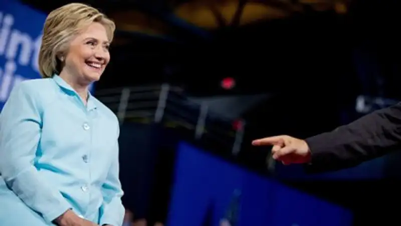 Клинтон опережает Трампа по популярности, показал опрос