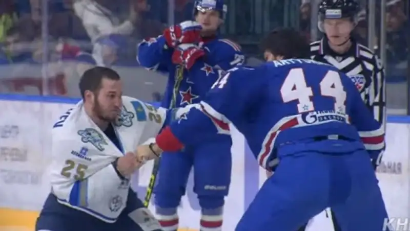 На первых минутах матча СКА - Барыс произошла драка