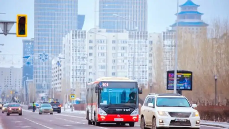 В Астане льготники пытаются получить карты на проезд в общественном транспорте