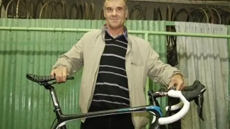 Винокуров подарил тренеру из Темиртау профессиональный велосипед