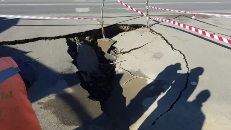 На развязке по ул. Саина в Алматы провалился асфальт