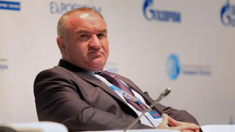 Силовики пришли с обысками к отцу задержанного сенатора Арашукова