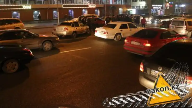 В Алматы Daewoo Nexia попала под удар двух вишневых BMW