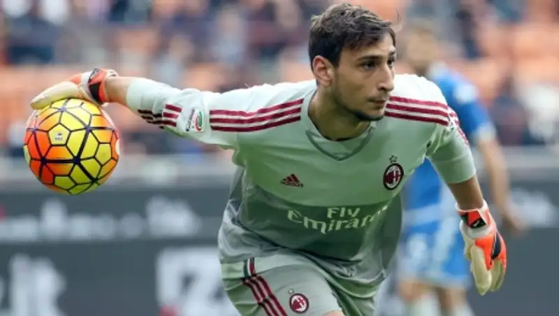 "Манчестер Юнайтед" может приобрести 16-летнего вратаря "Милана" за €40 млн