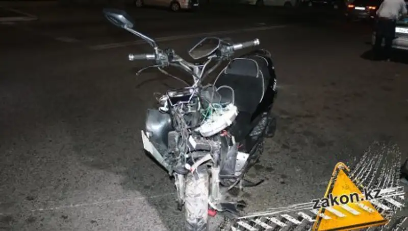 В Алматы Subaru и мопед не поделили перекресток