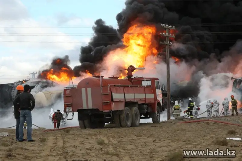 Цистерны с нефтью горят в промзоне Актау (фото), фото - Новости Zakon.kz от 16.11.2013 21:43