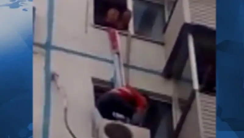 Во Владивостоке выпавший с 7-го этажа малыш зацепился за кондиционер