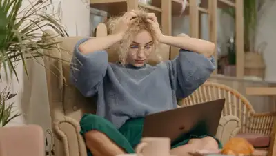 болит голова, фото - Новости Zakon.kz от 14.02.2022 11:49