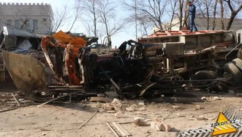 ДТП с неуправляемым грузовиком в Алматы. Фото и видео последствий