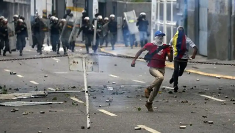 В Венесуэле продолжаются столкновения сторонников и противников президента