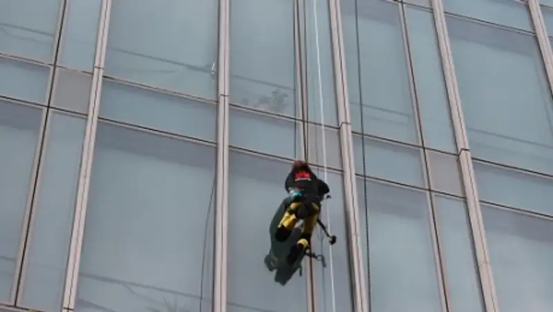 «Человек-паук» Ален Робер покорил самое высокое здание Алматы