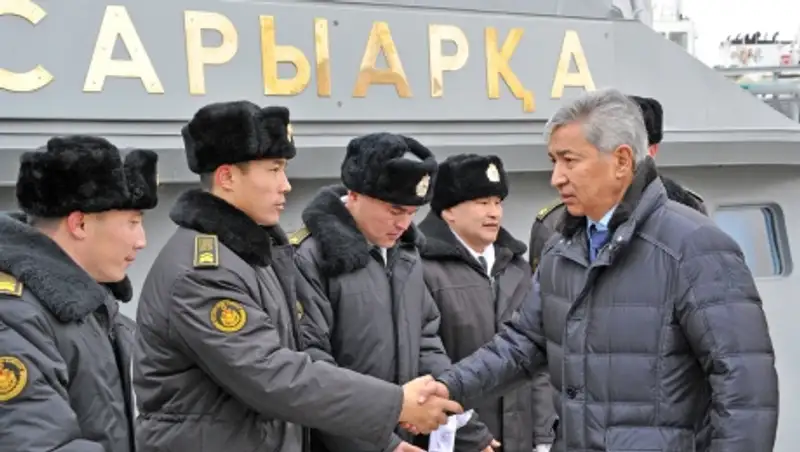 И.Тасмагамбетов вручил флаг Военно-морских сил ВС РК ракетно-артиллерийскому кораблю