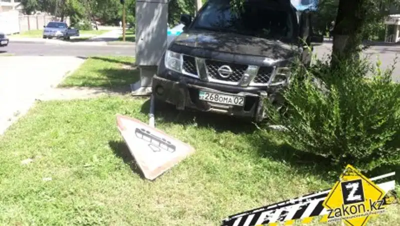 В Алматы пикап в результате ДТП снес дорожный знак