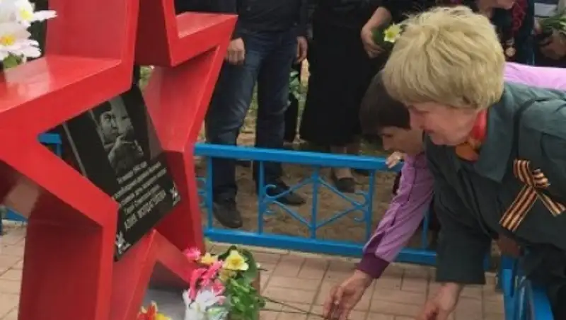 Мемориал воинской славы возведен на могиле Алии Молдагуловой в Псковской области