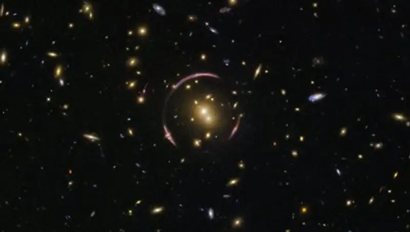 "Хаббл" сфотографировал "космический глаз", сложенный из сотен галактик