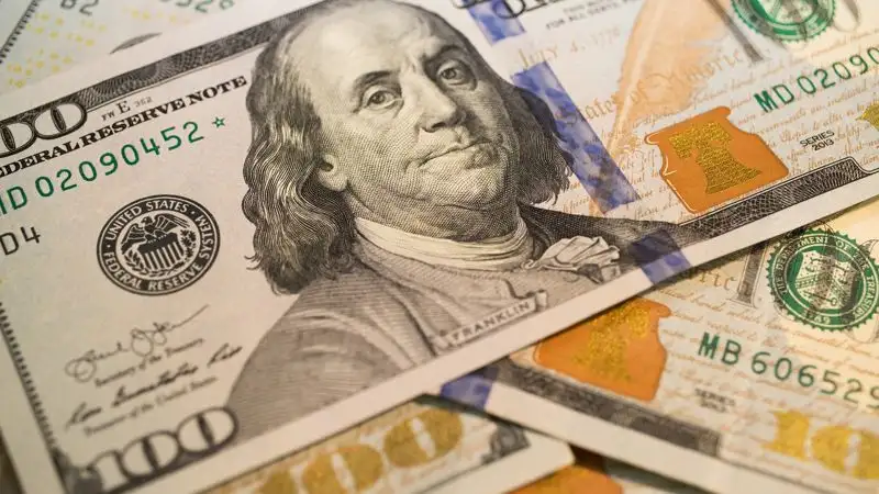 Доллар немного подешевел на торгах 26 мая