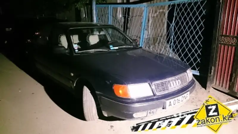 В Алматы водитель Ауди въехал в лавочку, на которой сидели дети