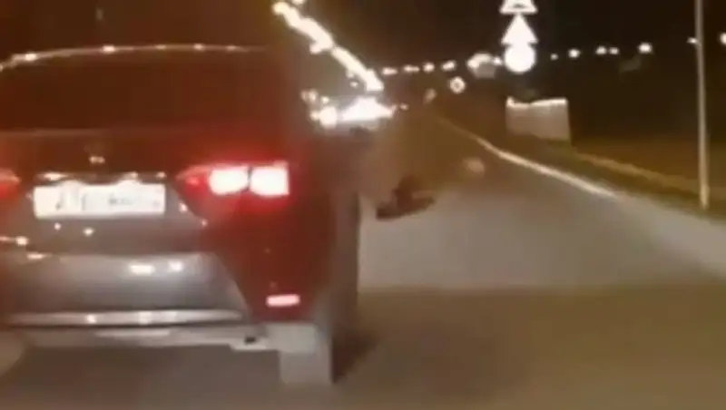 Алматинский водитель оштрафован за высунутые ноги пассажира