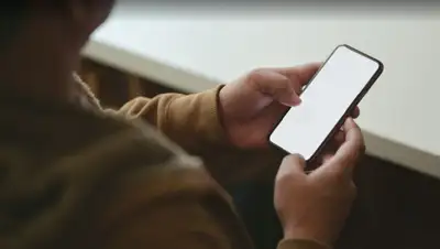 телефон в руках , фото - Новости Zakon.kz от 28.02.2022 16:05