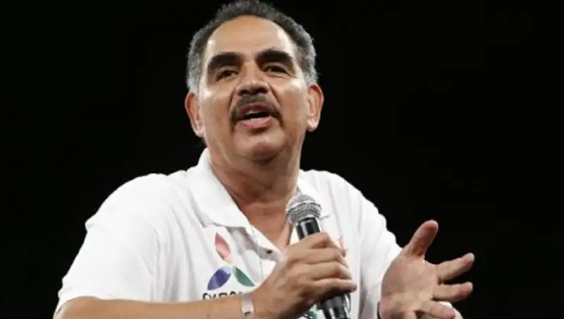 Тренер Головкина назвал Альвареса комаром