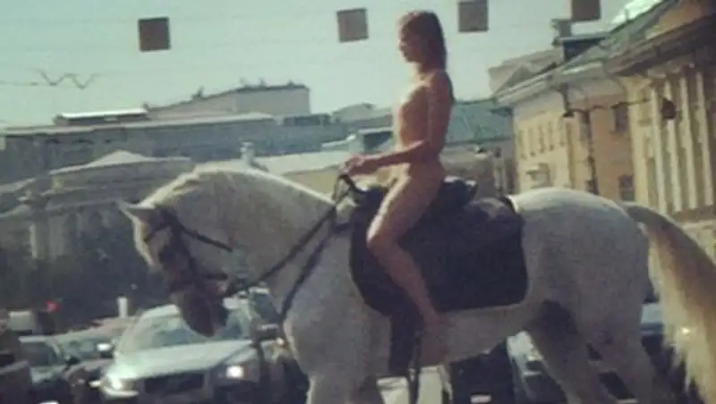 Голая женщина на лошади проехалась по центру Москвы