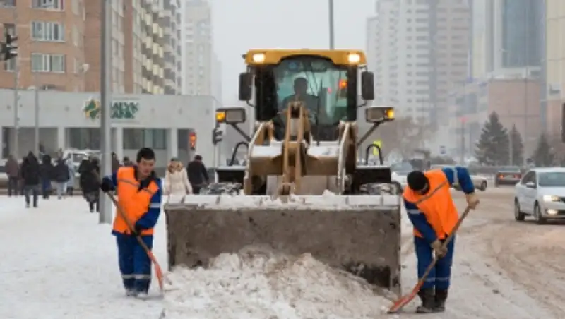 Более 1 тыс. единиц спецтехники и 2 тыс. рабочих задействованы в уборке снега в Астане