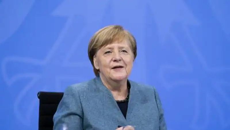 Меркель призвала помочь Навальному