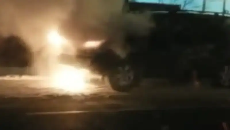 В Алматы загорелся автомобиль