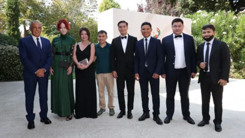 С приключениями. Казахстанцы добрались до Венеции и показали новый фильм