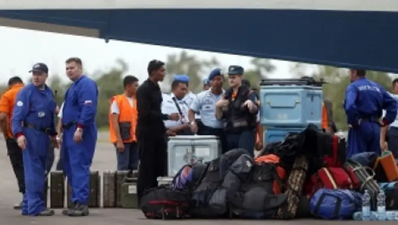 Власти Индонезии: в районе крушения самолета AirAsia обнаружены четыре крупных объекта