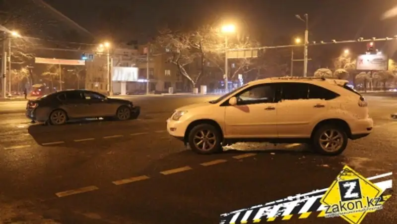 Два Лексуса столкнулись на одном из перекрестков Алматы