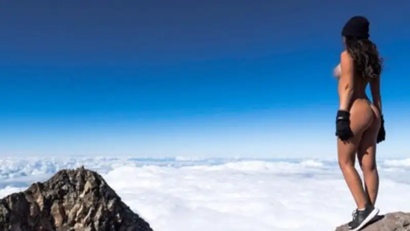 Модель Playboy разозлила народ маори, снявшись голой на священной горе