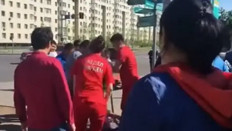 В Астане машина сбила мужчину и ребенка и врезалась в станцию велопроката