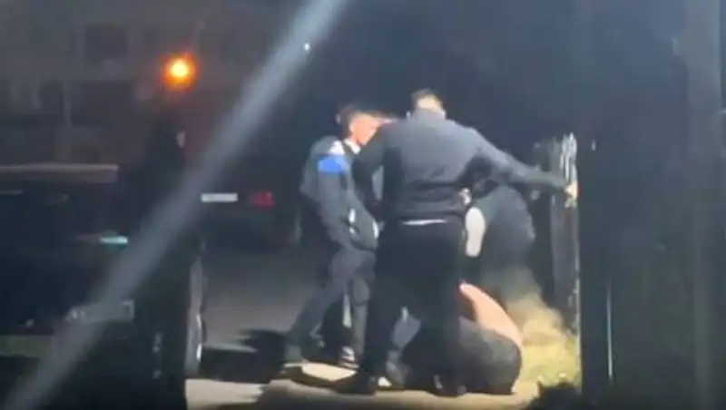 Бил ногами по голове лежащего: избиение в Актау попало на видео