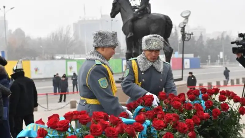 В Алматы прошло торжественное возложение цветов к Монументу Независимости РК