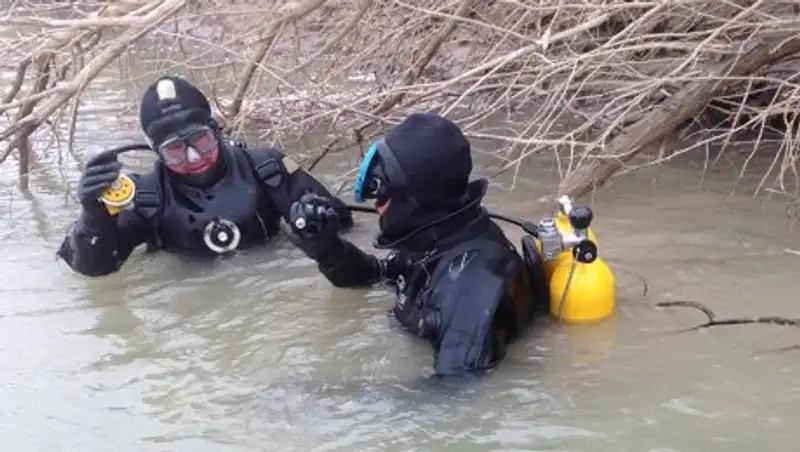 В Алматы продолжаются поиски упавшего в реку 9-месячного ребенка