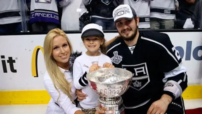 Избитая жена хоккеиста Войнова родила ему сына