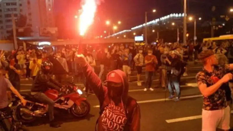 Протестующие в Минске начали кидать в ОМОН "коктейли Молотова"