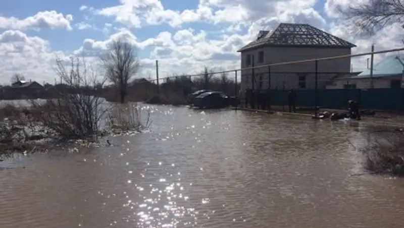 Все школьники из пострадавших от паводка актюбинских семей обеспечены учебниками и посещают занятия