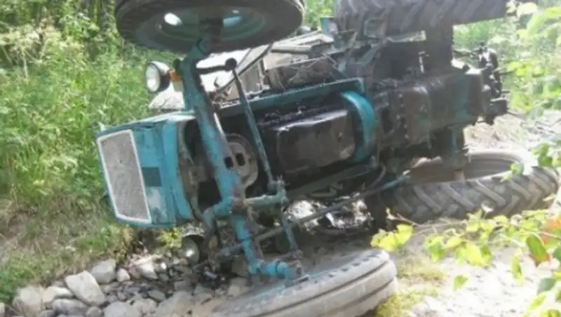 В ВКО в перевернувшемся тракторе погибли два человека