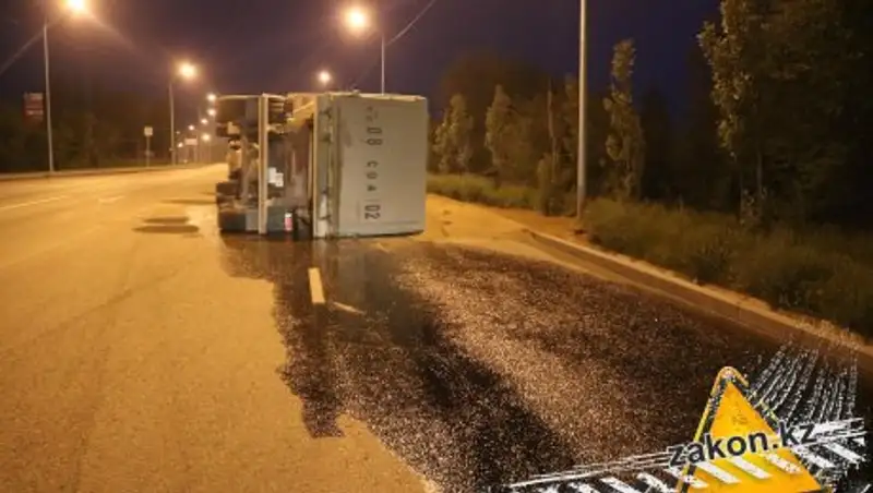 В Алматы из-за взрыва пневмобаллонов перевернулся грузовик