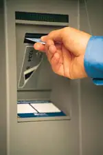 В Семее гражданин РФ крал деньги с банковских карточек