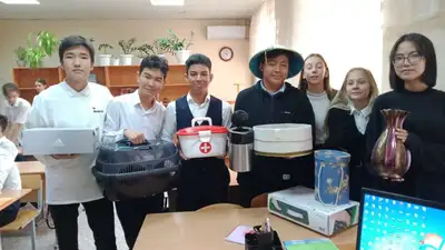 Вместо рюкзаков кастрюля или котомка: необычную акцию провели в одной из школ Актау, фото - Новости Zakon.kz от 11.11.2022 14:45