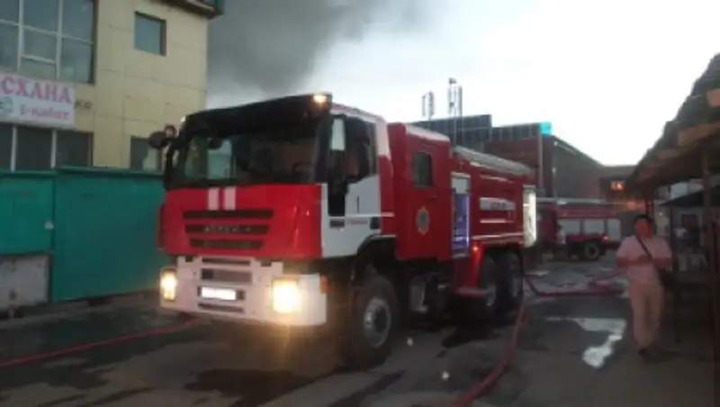 Пожар в торговых павильонах Талдыкоргана «Мир обуви» и «Болашак» ликвидирован