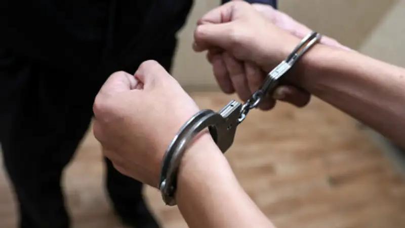 В Алматы мужчина ударил знакомую ножом в живот около ТРЦ