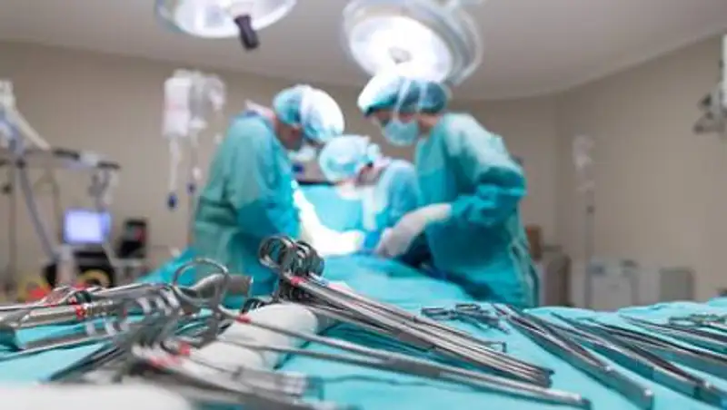 Хирург дважды выжег свои инициалы на пересаженной пациентам печени