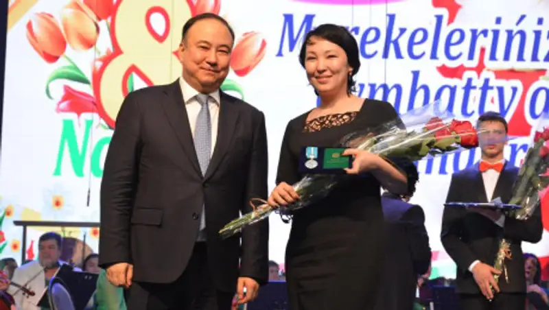 Малик Мурзалин вручил многодетным матерям награды