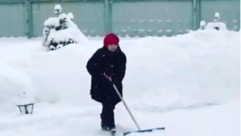 Макпал Жунусова опубликовала видео о том, как она убирает снег