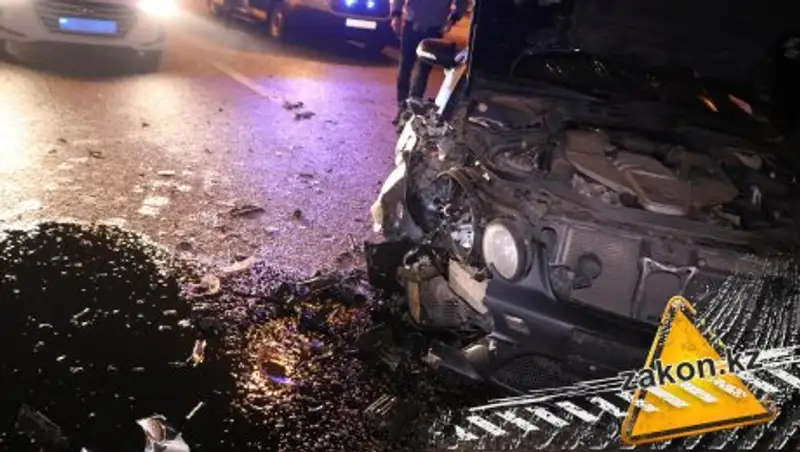 После второй за ночь аварии водитель в Алматы попал в больницу