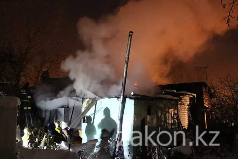 В Алматы в частном доме произошел пожар из-за взрыва отопительного оборудования (фото) В Алматы в частном доме произошел пожар из-за взрыва отопительного оборудования (фото), фото - Новости Zakon.kz от 25.11.2013 17:53